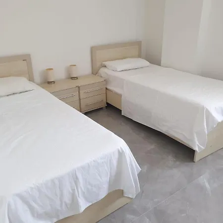 Pool, Beach, Shopping In Walking Distance Διαμέρισμα *