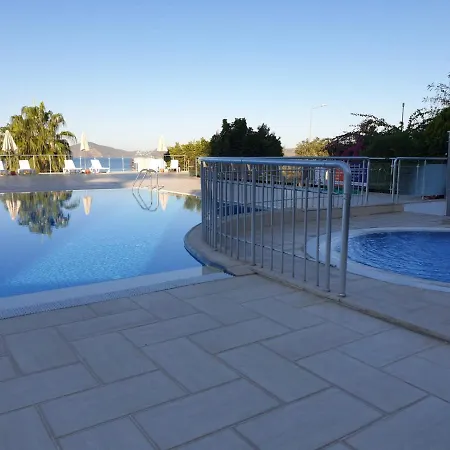 Pool, Beach, Shopping In Walking Distance Διαμέρισμα Milas